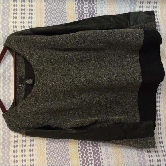 Lane Bryant Ladies top labeled 22 but runs small - 18 is more accurate - Picture 2 of 8